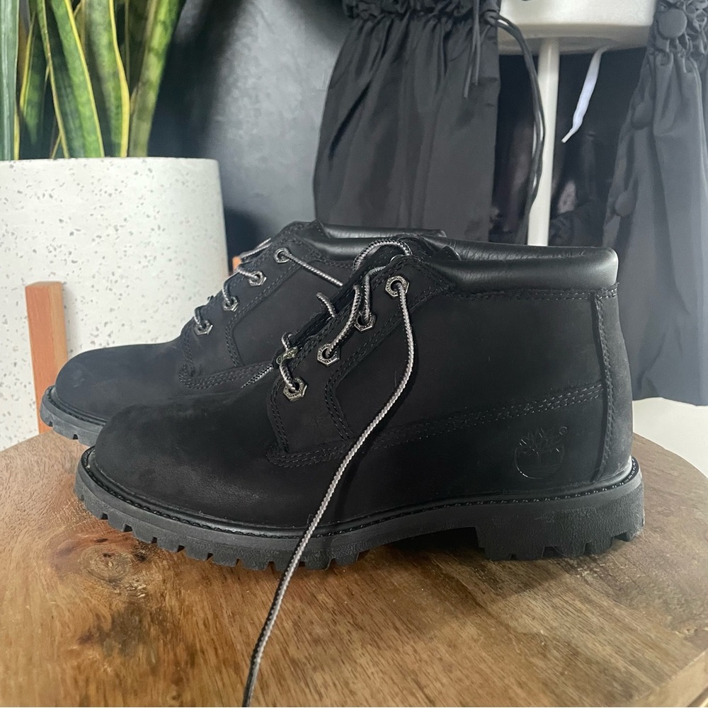 Black, women’s Timberland chukka boot